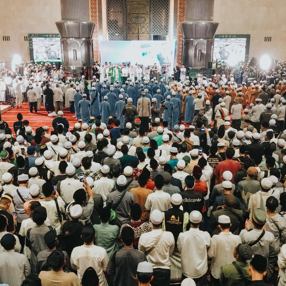 Menag dan pejabat kabinet merah putih hadiri tabligh akbar isra miraj di istiqlal