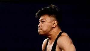 Pada angkatan snatch, Rahmat Abdullah berhasil menorehkan angkatan terbaik 158 kg. (Ishara S.KODIKARA / AFP)