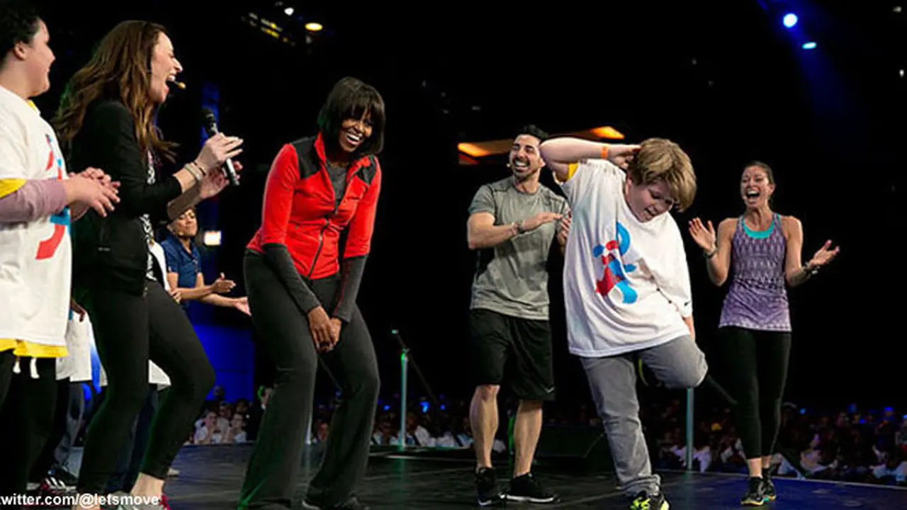 obama-joget140221b.jpg