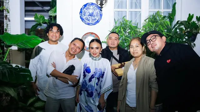7 Momen Yuni Shara Gelar Bukber di Rumah, Dihadiri Sahabat dan Karyawan