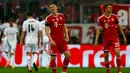 Bastian Schweinsteiger dan Thomas Mueller terlihat lesu usai Cristiano Ronaldo mencetak gol keempat buat Real Madrid yang memupuskan peluang Bayern Munich mempertahankan gelar juara Liga Champions, di Allianz Arena, (30/4/2014). (REUTERS/Michael Dalder)