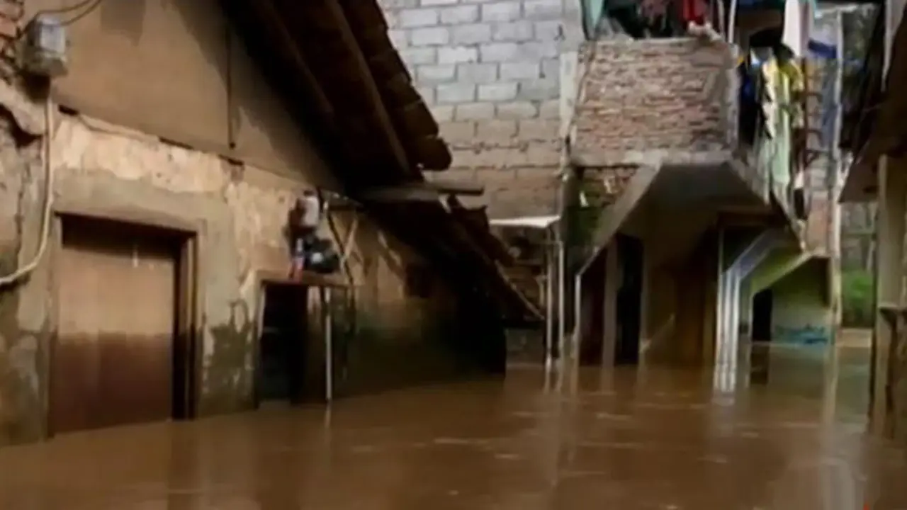 VIDEO: Intensitas Hujan Meninggi, Kawasan Cawang Terendam Banjir