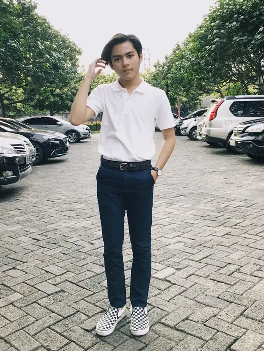 Selain punya paras tampan, pemain film Si Doel The Movie ini juga pandai mix and match busana. Kali ini ia memilih gaya kasual dengan tema monokrom. Rey Bong terlihat simpel, dengan kaus putih dan celana hitam. Sneakers yang ia kenakan juga menambah kesan keren. (Liputan6.com/IG/rey_bong26)