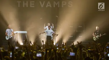 Aksi grup band asal Inggris, The Vamps saat tampil dalam konser bertajuk 'The Vamps Four Corners Tour 2019' di Jakarta, Rabu (14/8/2019). The Vamps tampil dengan membawakan sejumlah lagu hits mereka di antaranya All Night, All the Lies, dan Missing You. (Liputan6.com/Faizal Fanani)