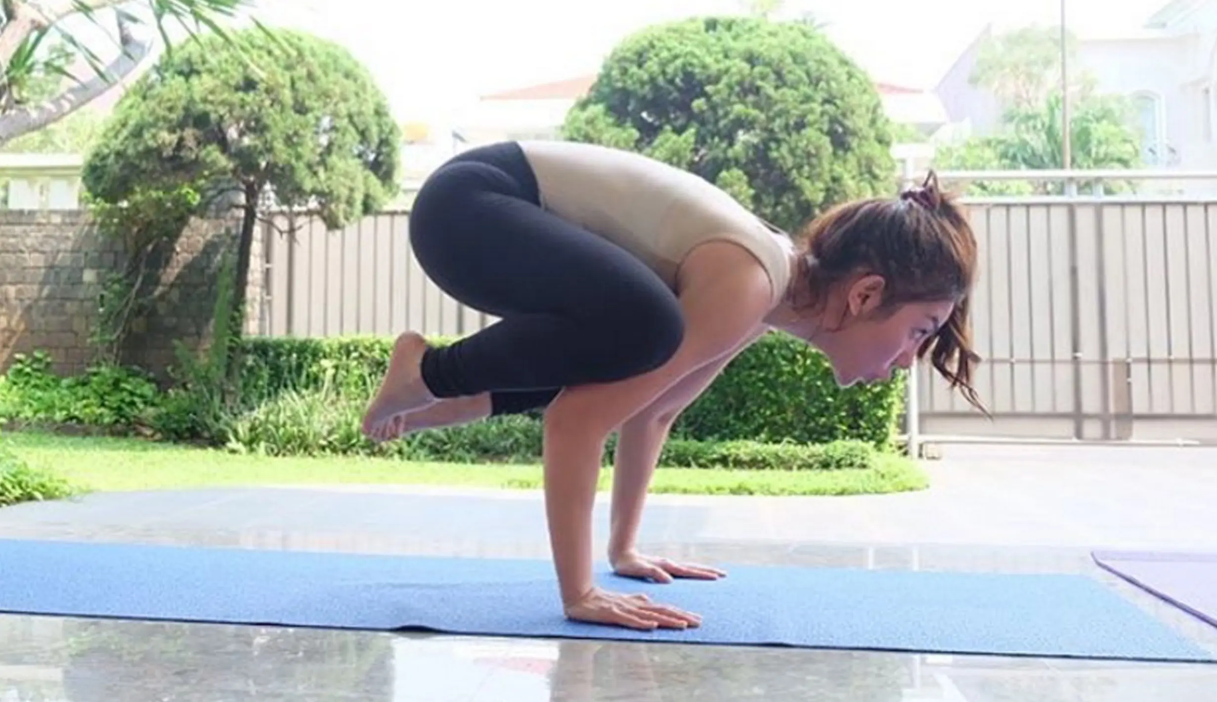 Intip Bella Shofie Saat Yoga - Foto Liputan6.com
