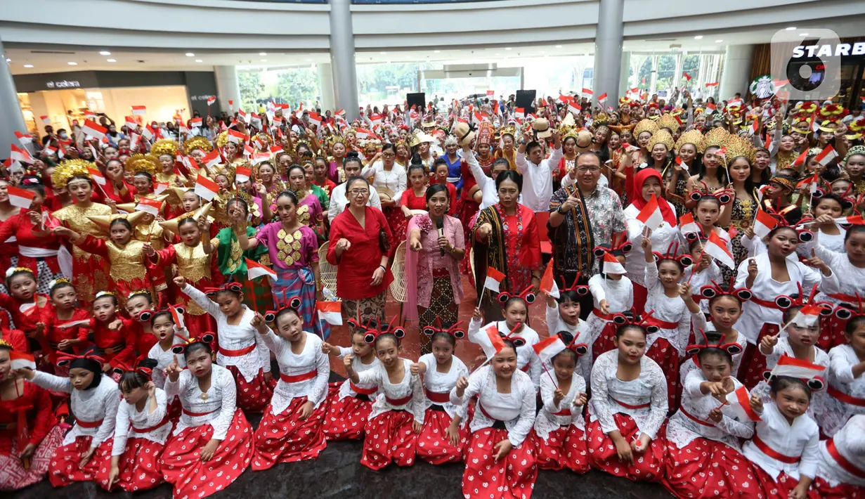 Menteri Pemberdayaan Perempuan dan Perlindungan Anak, I Gusti Ayu Bintang Darmawati, bersama Founder Belantara Budaya Indonesia Diah Kusumawardani Wijayanti melakukan foto bersama penari saat membuka campign tahunan bertajuk Tunjukkan Indonesiamu dalam memperingati Hari Kemerdekaan Republik Indonesia ke 78, Depok, Jawa Barat, Sabtu (19/8/2023). (Liputan6.com/Johan Tallo)