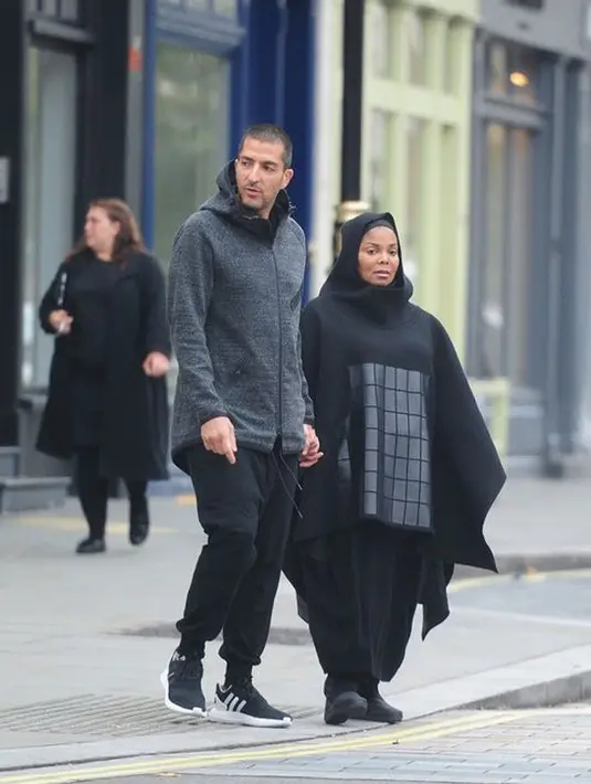 Melansir Mirror.co.uk (23/10), nampaknya benar Janet sudah memeluk agama Islam. Terbukti, saat itu ia yang sedang berjalan bersama suaminya hadir dengan tampilan baru. Ia mengenakan pakaian muslim dominan berwarna hitam dan berhijab. (doc.mirror.co.uk)