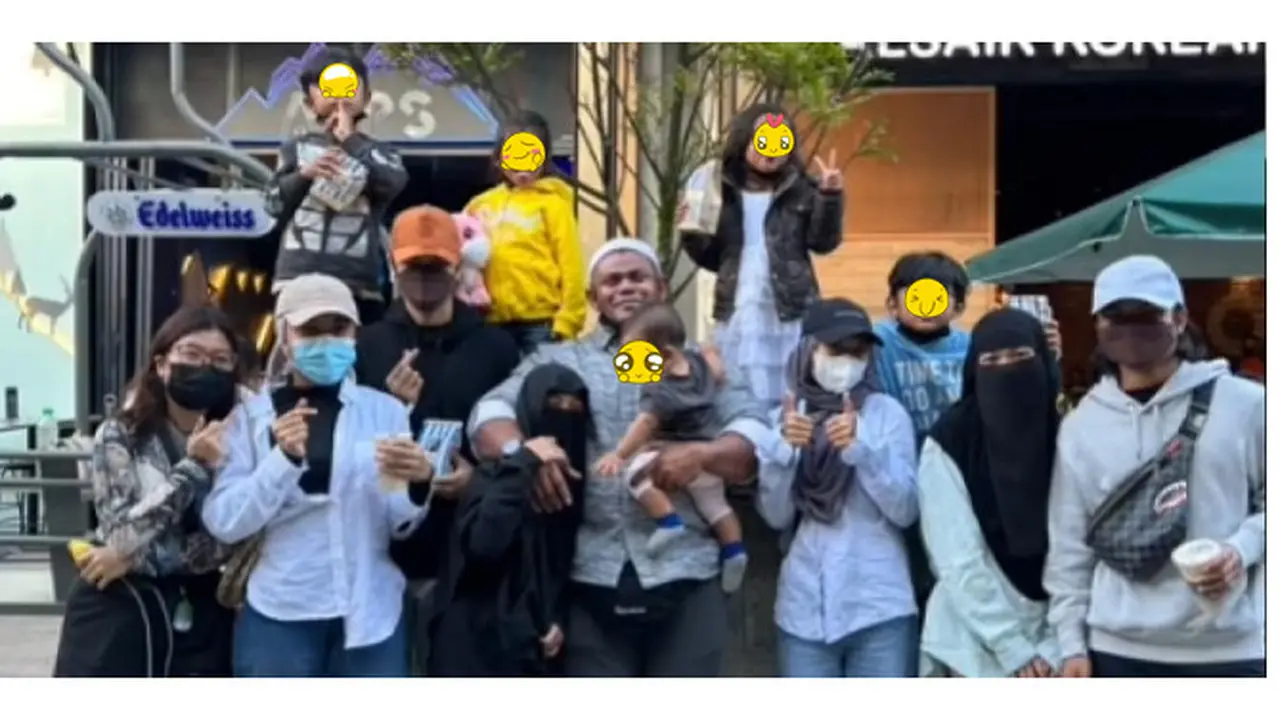 Rame Banget, Pria Ini Ajak 4 Istri dan 13 Anaknya Beli Baju Lebaran di Mal