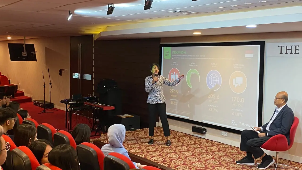 Desi Anwar saat mengisi acara Seminar "The Power of Media in Digital Era" di Universitas Bunda Mulia Kampus Serpong. (Istimewa)
