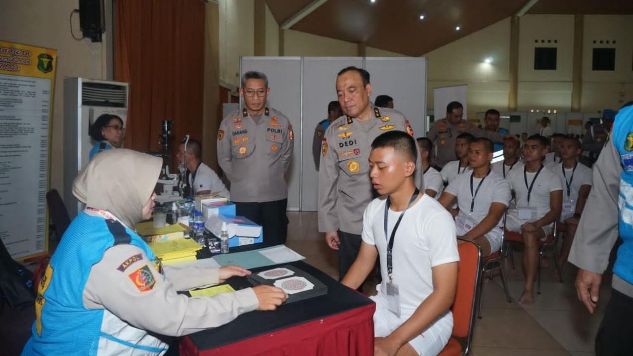 "Proses rekrutmen dan pengembangan SDM Polri ini kita harapkan bersama, agar serba digital, menggunakan alat-alat canggih atau teknologi terkini,” kata dia.<br>