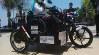 Menggunakan sepeda motor modifikasi, Sri Lestari menuntaskan 1000 kilometer lebih selama 23 jam. 