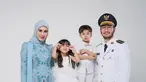 Sebagai Ketua PKK Bandung Barat, Syahnaz Sadiqah tampil anggun dalam balutan kebaya hijau toska yang elegan. Kebaya panjang bermotif bunga yang ia kenakan dipadukan dengan rok panjang dan hijab senada, menciptakan kesan berwibawa. Sepatu hak tinggi melengkapi penampilannya, menambah kesan percaya diri dan siap menjalankan tugas barunya. (Liputan6.com/IG/@ritchieismail)