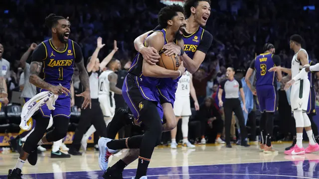 Selebrasi pemain Lakers usai menang dramatis atas Bucks di lanjutan NBA