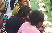 Kompak, TNI dan Warga Papua Rayakan Hari Natal dengan Makan Bersama di Lapangan Pakai Alas Daun