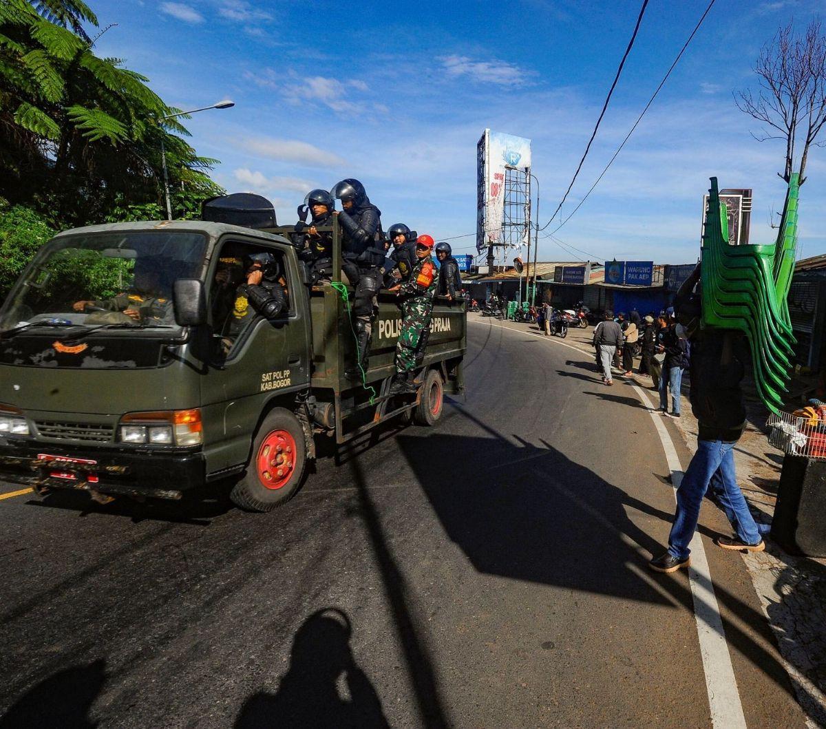 Kios lapak PKL di kawasan Gunung Mas Puncak, Cisarua, Kabupaten Bogor yang sebelumnya berdiri di pinggir jalan raya tersebut terlihat sudah dirobohkan petugas Satpol PP. Foto: merdeka.com / Arie Basuki<br>