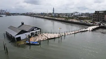 Museum Kelautan Puerto Bolivar dan dermaga terlihat runtuh di atas air setelah gempa bumi, di Puerto Bolivar, Ekuador, Minggu, 19 Maret 2023. (AP Photo/Cesar Munoz)