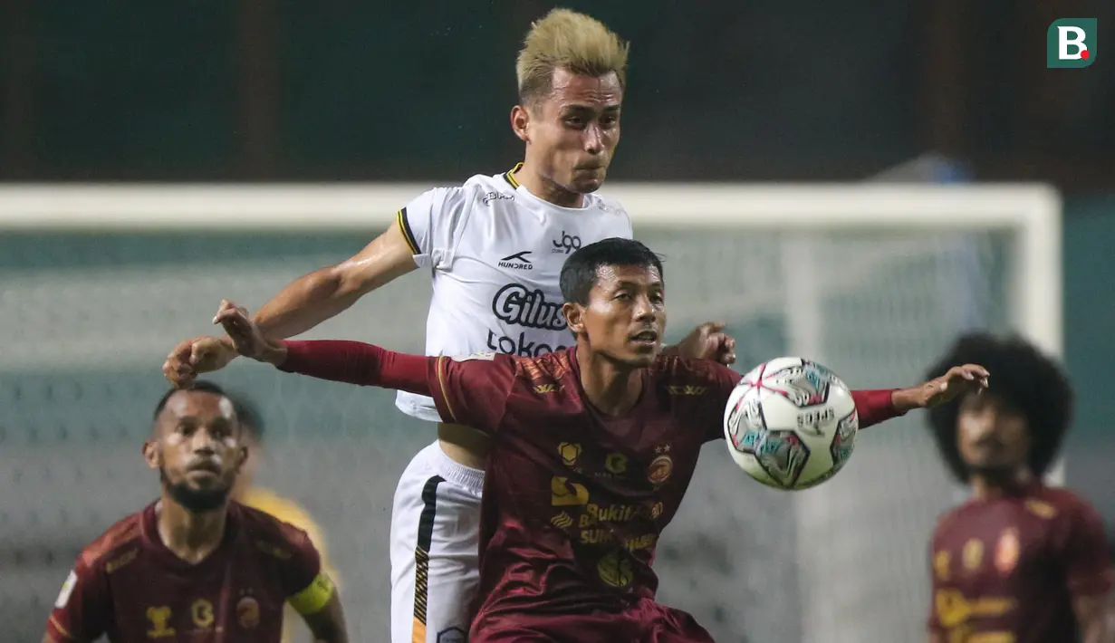 Pemain Sriwijaya FC, Hari Habrian (bawah) berebut bola dengan pemain Rans Cilegon FC, Muhammad Agung Pribadi dalam laga matchday ke-3 Grup X Babak 8 Besar Liga 2 2021 di Stadion Wibawa Mukti, Cikarang, Rabu (22/12/2021). (Bola.com/Bagaskara Lazuardi)