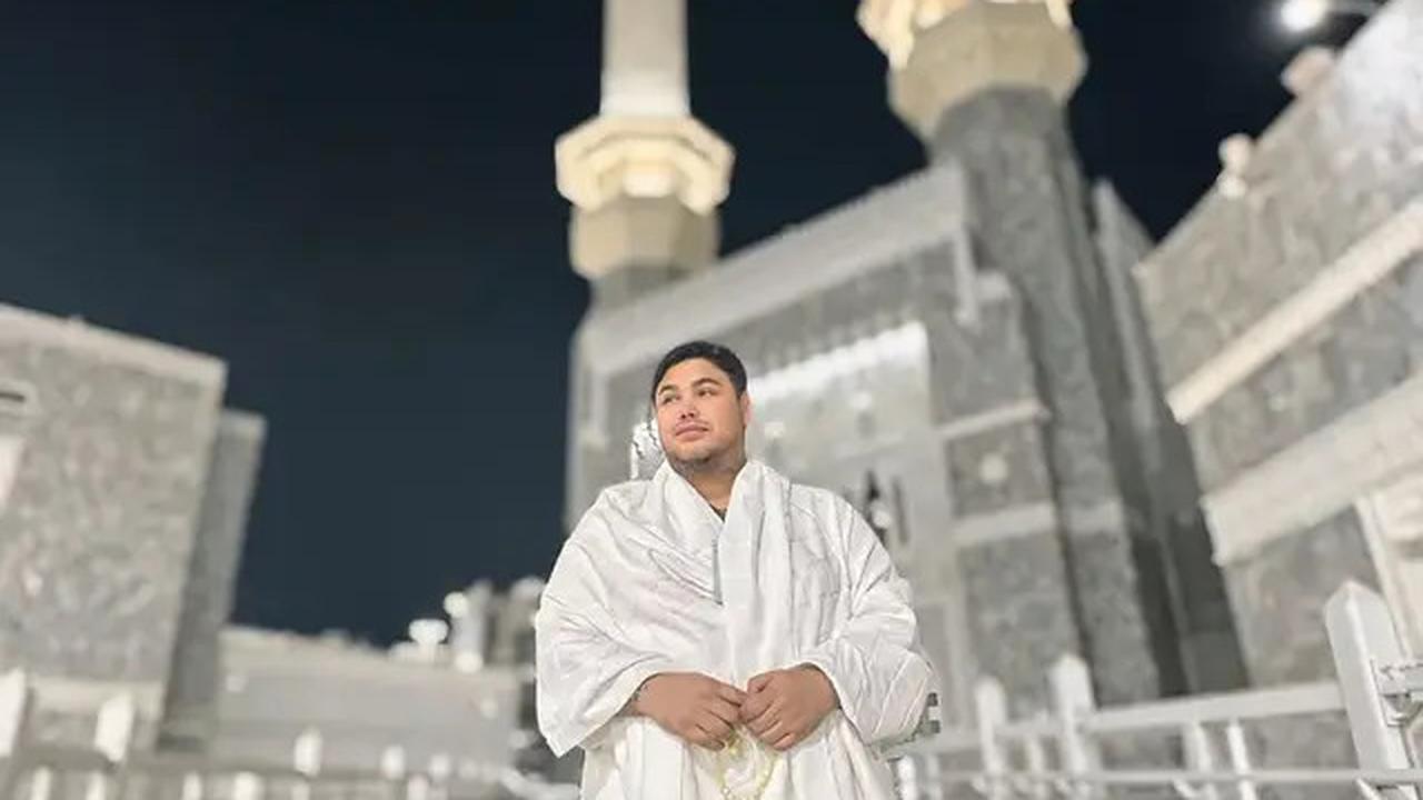 7 Potret Ivan Gunawan di Tanah Suci saat Visa Haji Furoda 2025 Tengah Disorot