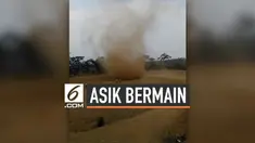 Sekelompok anak asik bermain di tengah pusaran angin puting beliung yang berada di lapangan kosong daerah Temanggung. Mereka menghiraukan peringatan bahaya dari warga sekitar.