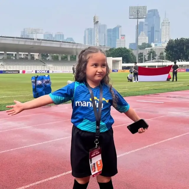 Potret Nafisha Cicit Elvy Sukaesih Jadi Pendamping Penjaga Gawang Tim Garuda Ernando Ari, hingga Minta Tanda Tangan Erick Thohir