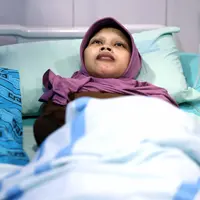 Kelainan langka yang diidap Sulami membuatnya kaku seperti kayu. (Foto: bintang.com/Nurwahyunan)