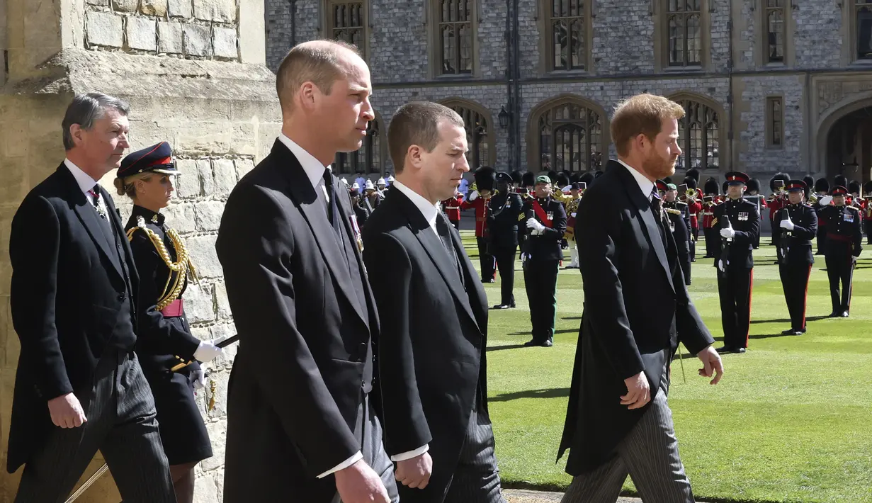 <p>Pangeran William dan Pangeran Harry berjalan dalam prosesi di belakang peti mati Pangeran Philip, bersama anggota keluarga Kerajaan lainnya selama pemakaman Pangeran Philip Inggris di dalam Kastil Windsor di Windsor, Inggris, Sabtu (17/4/2021). (Chris Jackson / Pool via AP)</p>