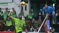 Middle blocker Jakarta STIN BIN Isac Viana Santos melepaskan spike saat melawan Jakarta Pertamina Pertamax pada seri pertama putaran kedua PLN Mobile Proliga 2023 di GOR Tridharma, Gresik, Jawa Timur, Minggu, 5 Februari 2023. (foto: Proliga)