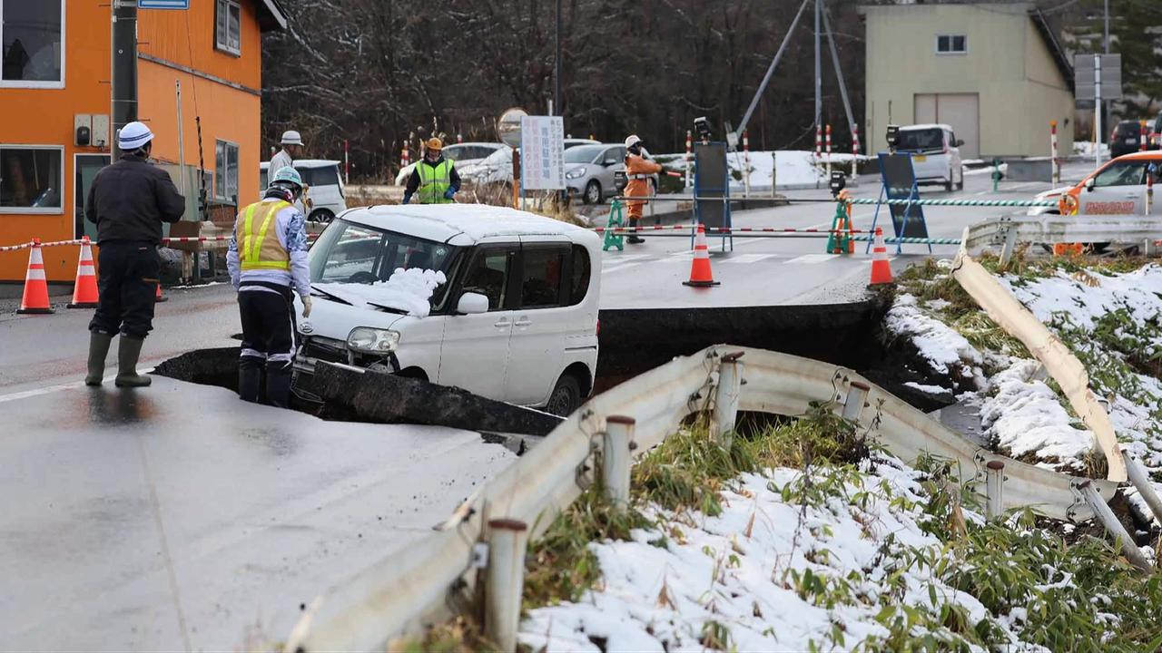 FOTO: Jalan di Aomori Ambles Usai Gempa 7,5 SR Guncang Jepang Utara