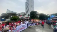 Masyarakat menunggu pawai kemenangan Timnas Indonesia U-22. (Istimewa)