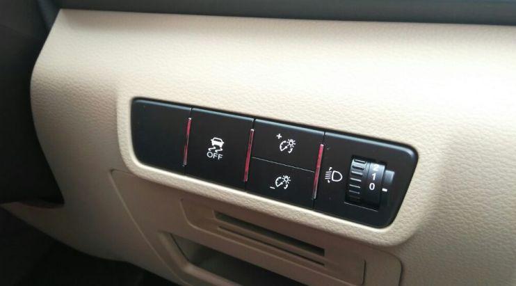 Fitur-fiturnya cukup lengkap, seperti traksi kontrol, cruise control dan pengaturan level lampu. (Arief/Liputan6.com)