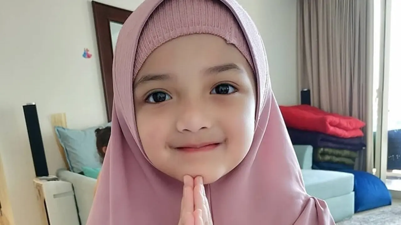 Ingin Pakai Pakaian Tertutup, Ini 6 Potret Arsy Hermansyah Pakai Jilbab