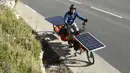Jerome Zindy mengendarai sepeda listriknya yang bertenaga panel surya di jalan dekat Cassis, Prancis selatan, pada 23 Oktober 2020. Zindy memulai 'Tour de France' pada 25 Oktober untuk mempromosikan pariwisata dengan berkeliling menggunakan sepeda listrik tenaga matahari. (Photo by NICOLAS TUCAT / A