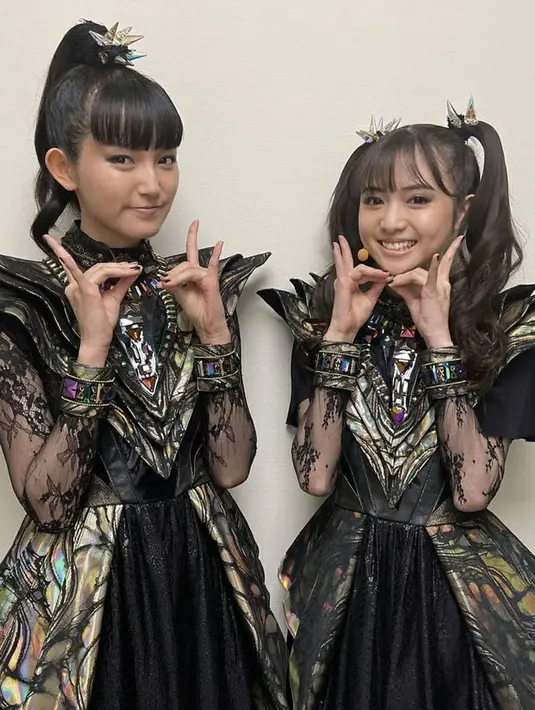 Penampilan mereka terlihat imut dan feminin meski membawakan lagu dengan aliran rock dan metal. Saat tampil di atas panggung, dua personel Babymetal juga dapat menyesuaikan irama latar belakang musik yang dimainkan oleh band pengiring yang metal abis. (Liputan6.com/IG/@babymetal_official)
