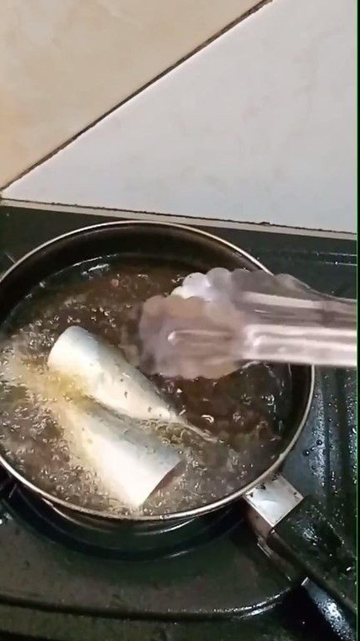 Masukkan Ikan ke Penggorengan