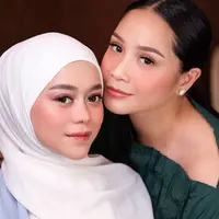 Lesti Kejora dan Nagita Slavina memancarkan aura ibu hamil yang cantik maksimal lewat polesan Makeup Artist Marlene Hariman (Foto: Instagram @marlenehariman)