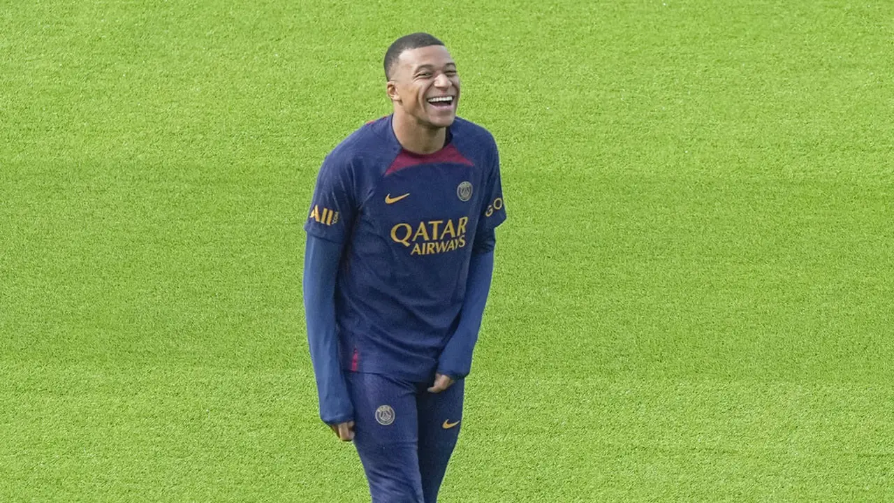 Foto: Melihat Keceriaan Kylian Mbappe saat Kembali Berlatih Bersama PSG, Siap Turun Lawan Toulouse di Liga Prancis
