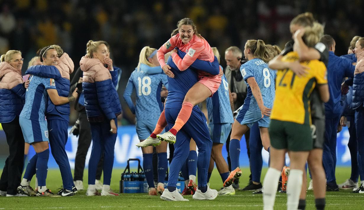 Sejumlah pemain dan tim pelatih Timnas Inggris merayakan kemenangan pada laga semifinal Piala Dunia Wanita 2023 di Stadium Australia, Sydney, 16 Agustus 2023. (AP Photo/Mark Baker)