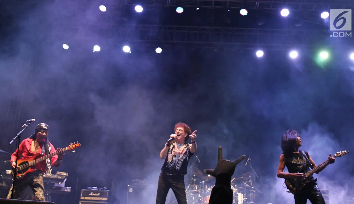 Band beraliran Rock God Bless menghibur penonton di JogjaRockarta International Music Festival 2017 di Stadion Kridosono, Jogjakarta, Jumat (29/9). Dalam penampilannya God Bless membawakan sebanyak 12 lagu. (Liputan6.com/Herman Zakharia)