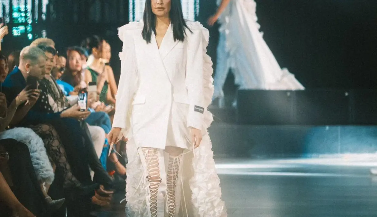 Gayanya saat catwalk sontak dibanjiri pujian netizen. [Foto: Instagram/harryhalim]
