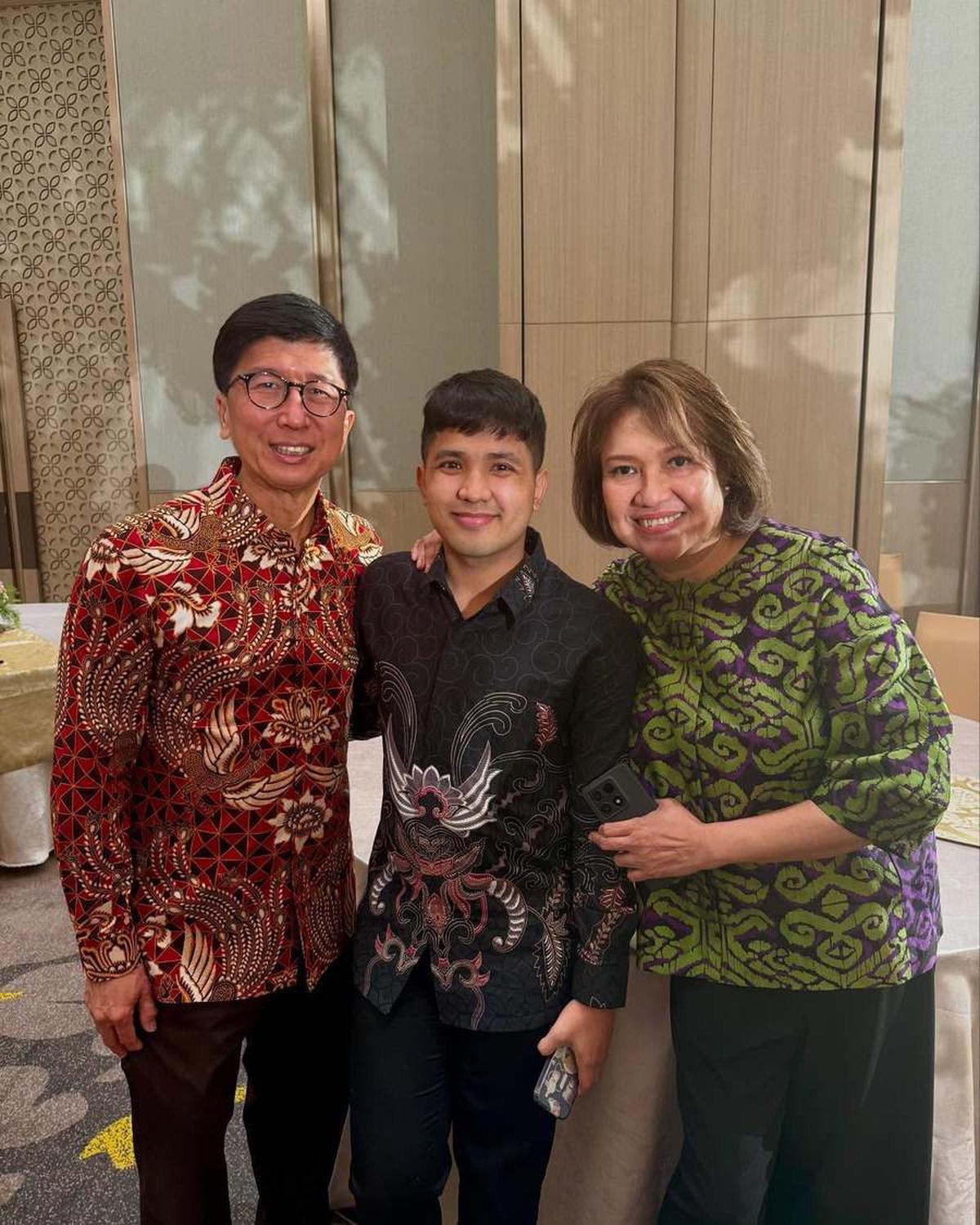 8 Potret Jirayut Kondangan Dua Hari Berturut-turut, Ganteng Pakai Batik - Ajak Ibunda Tercinta