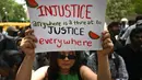 Seorang aktivis memegang poster berisi pesan selama demonstrasi mengekspresikan solidaritasnya terhadap Palestina, di New Delhi pada tanggal 1 Juni 2024. (Arun SANKAR/AFP)