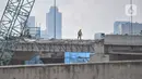 Pekerja menyelesaikan proyek pembangunan Jalan Tol Bekasi-Cawang-Kampung Melayu (Becakayu) Seksi 1, D.I Panjaitan, Jakarta, Kamis (18/11/2021). BPJT mendata hingga akhir kuartal III/2021 perkembangan pembangunan Tol Becakayu Seksi 1 saat ini mencapai 95,54 persen. (merdeka.com/Iqbal S Nugroho)
