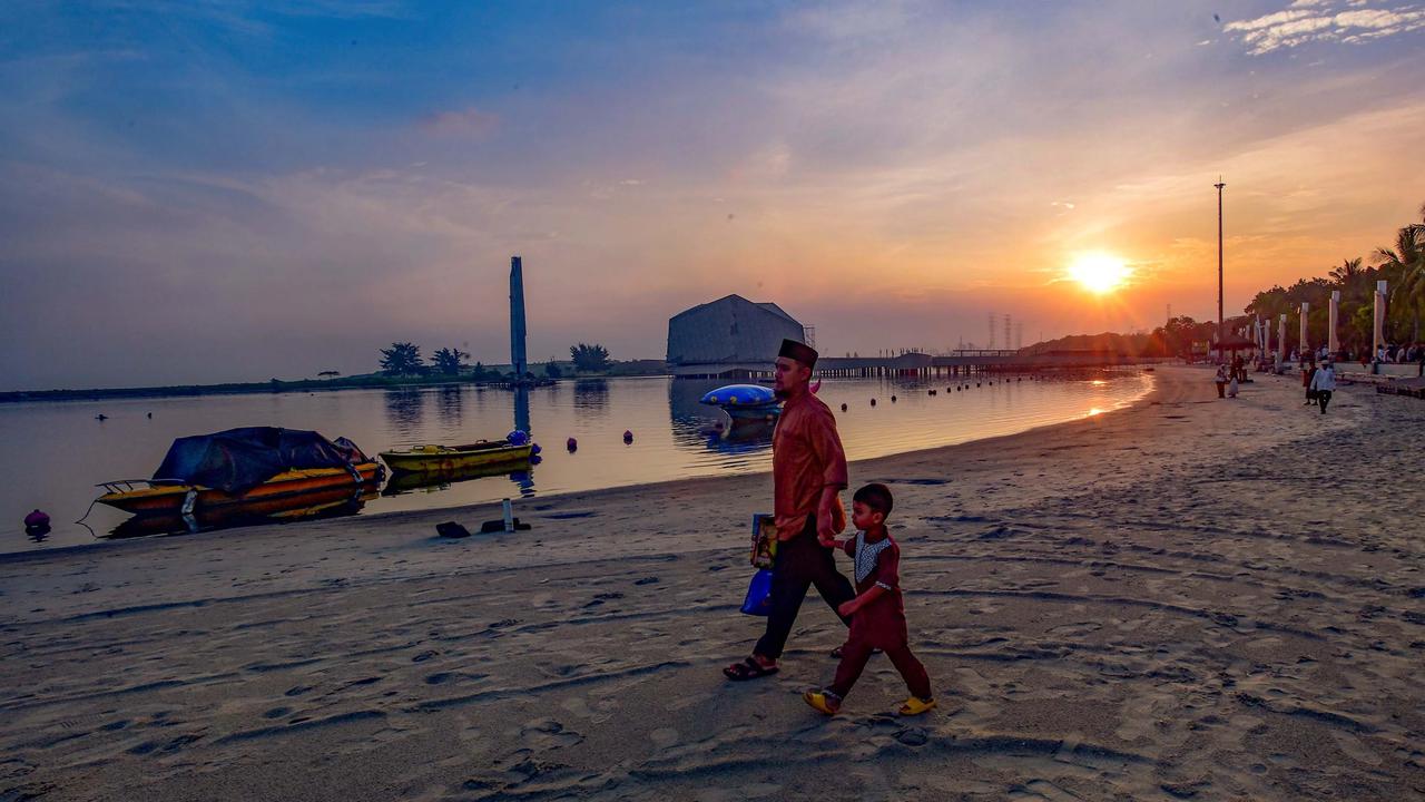 FOTO: Shalat Iduladha di Tepi Pantai Ancol Berlangsung Khidmat