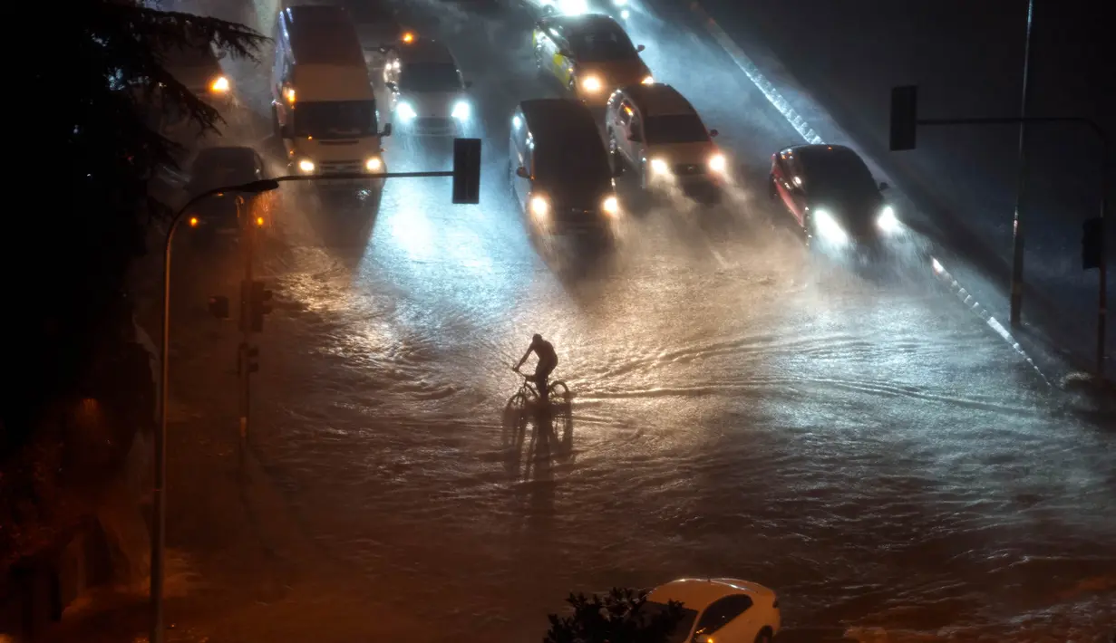 Gubernur Istanbul Davut Gul mendesak pengendara sepeda motor tetap tinggal di rumah. Demikian seperti dilansir The Guadian, Rabu (6/9/2023). (AP Photo/Khalil Hamra)