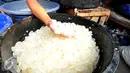 Seorang pedagang saat memilih kolang-kaling di Pasar Induk, Kramat Jati, Jakarta, Jumat (19/6/2015). Untuk memenuhi permintaan konsumen, pedagang kolang-kaling di pasar Induk, kramat jati menambah pasokan kolang-kaling. (Liputan6.com/Yoppy Renato)