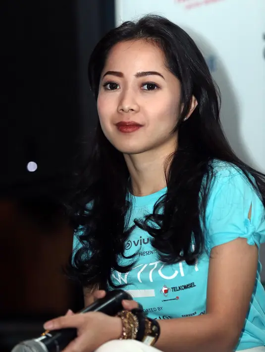 Pada lebaran kali ini, Karina mengaku lebih padat dari tahun kemarin. Lantaran pada tahun ini harus bersilaturahmi dengan dua keluarga besar. Begitu juga sungkeman dengan orang tua dan menantikan makanan favoritnya. (Deki Prayoga/Bintang.com)