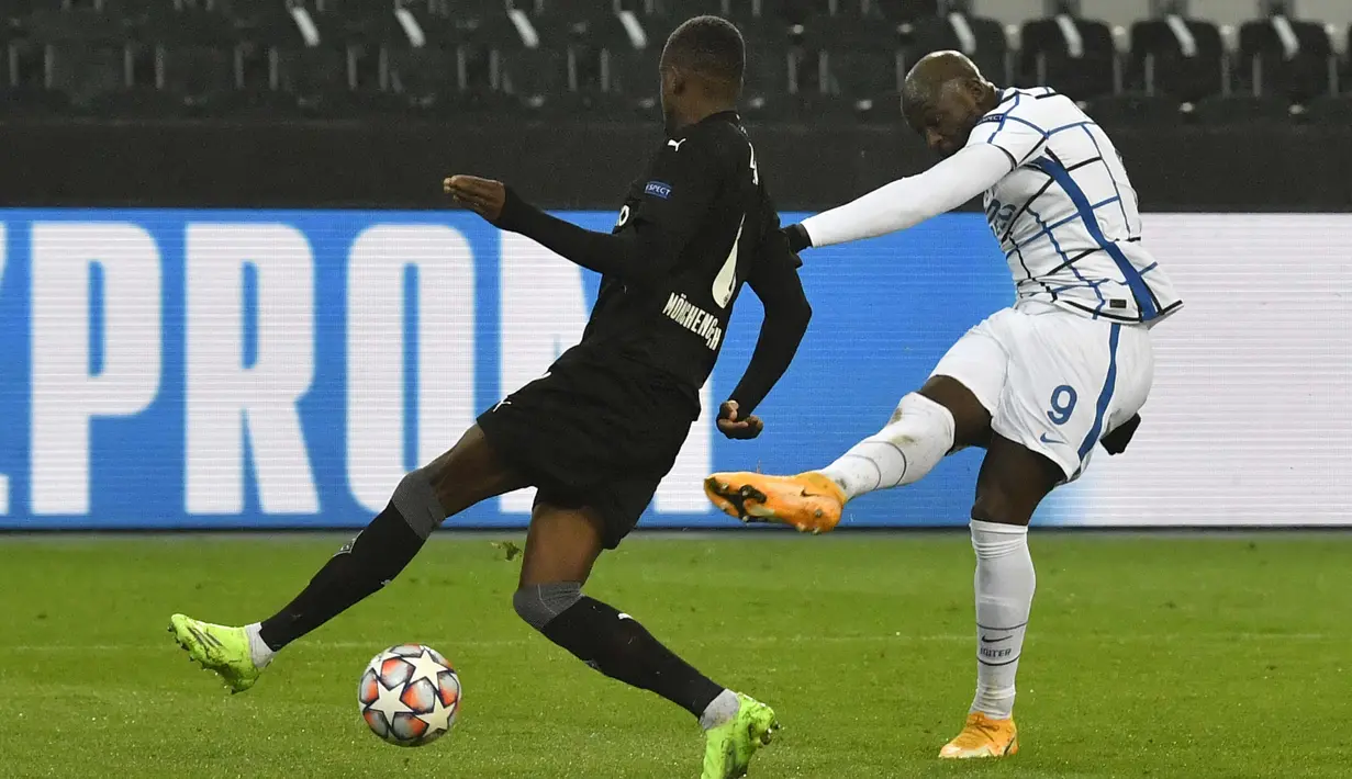 Striker Inter Milan, Romelu Lukaku, melepaskan tendangan saat melawan Borussia Moenchengladbach pada laga Liga Champions di Stadion Borussia Park, Rabu (2/12/2020). Inter Milan menang dengan skor 3-2. (AP/Martin Meissner)