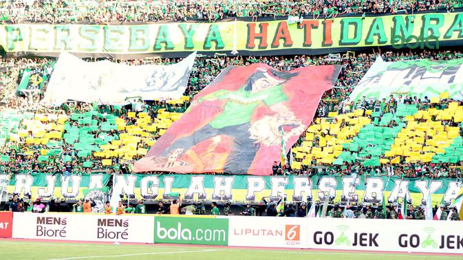 Koreo Bonek Mania saat laga Persebaya vs Arema di Stadion Gelora Bung Tomo, Surabaya, Minggu (6/5/2018). (Bola.com/Aditya Wany)