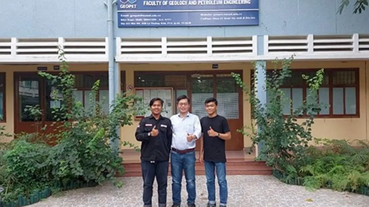 Riko Naufal Umpratama (kiri) dan Daffa Raihan Hilmy foto bersama salah satu dosen di Ho Chi Minh City University Of Technology (HCMUT) Vietnam, saat menjalani program Pertukaran mahasiswa yang merupakan kolaborasi PHR dan UIR.