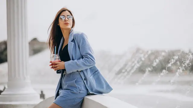 wanita desember percaya diri  biru